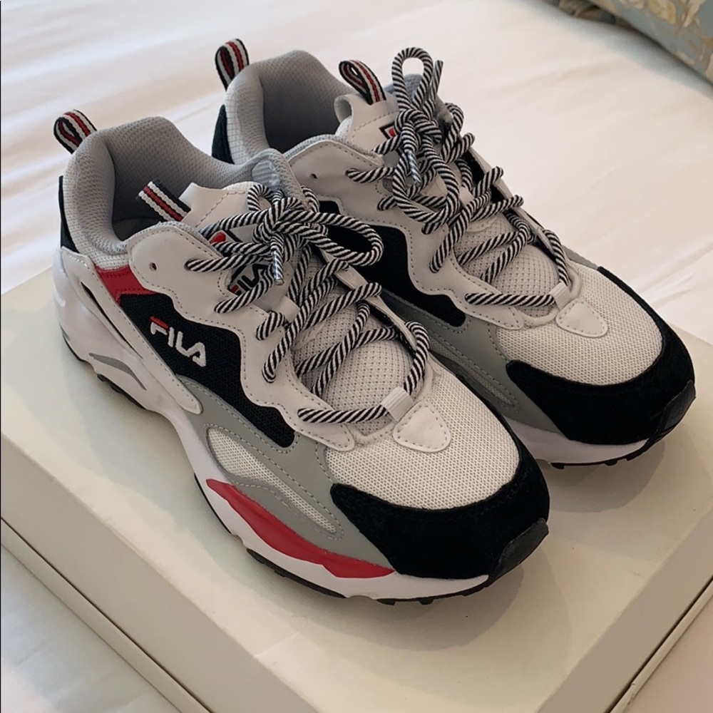 Fila Sneakers (Size: 8)!! Amazing Condition